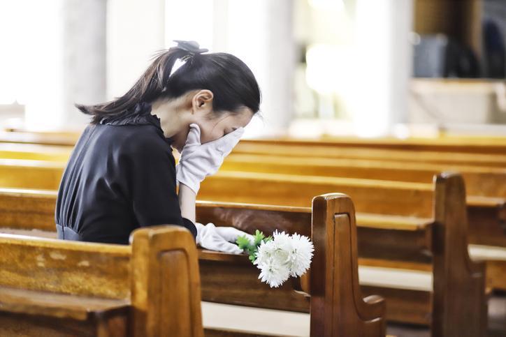 kobieta płacząca na pogrzebie